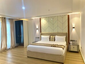 Yksilöllisesti sisustettu, yksilöllisesti kalustettu, työpöytä