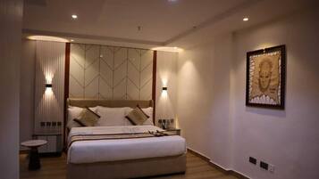 Deluxe Room | Individually decorated, individually furnished, desk, laptop workspace