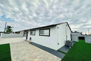 A single-story house with a paved driveway and a small lawn area. - Xlnc Exotic Home Sunnyside by sdstay (San Diego)