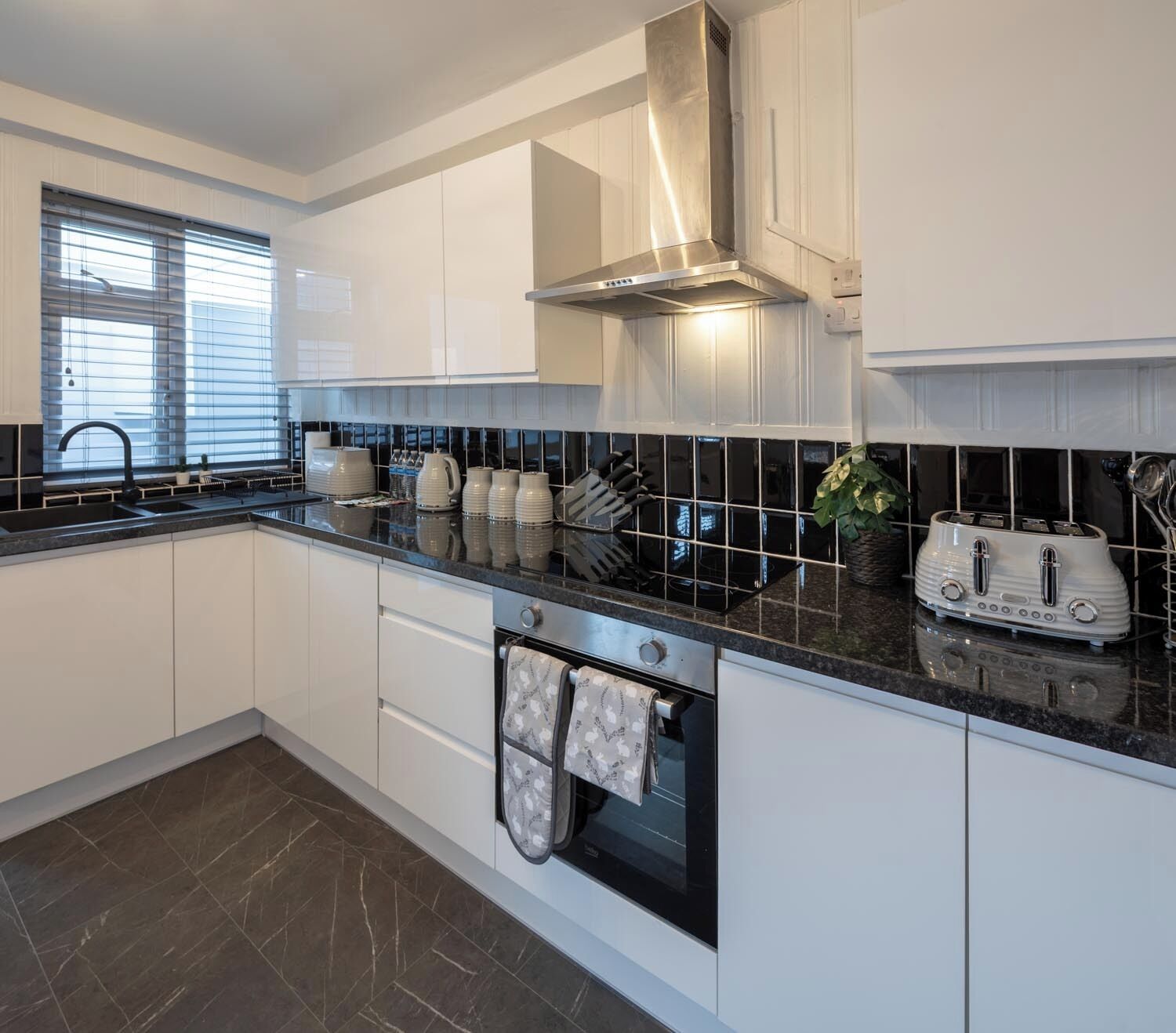 Refrigerador, microondas, horno, placa de cocina