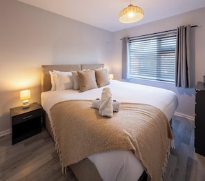 Iron/ironing board, Internet, bed sheets - Stylish 4-Bed House Close to M32 + Free Parking (Bristol)