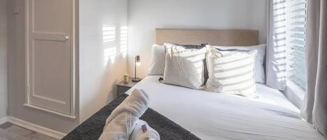 Iron/ironing board, internet, bed sheets