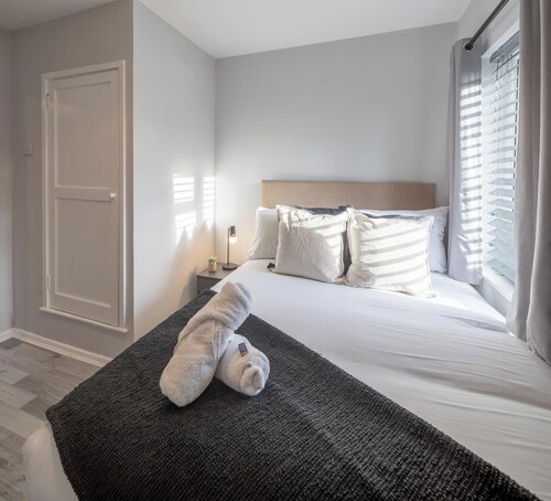 Stylish 4-Bed House Close to M32 + Free Parking