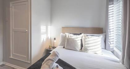 Stylish 4-Bed House Close to M32 + Free Parking