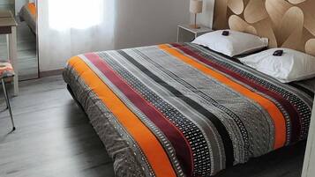 2 bedrooms, iron/ironing board, free WiFi, bed sheets