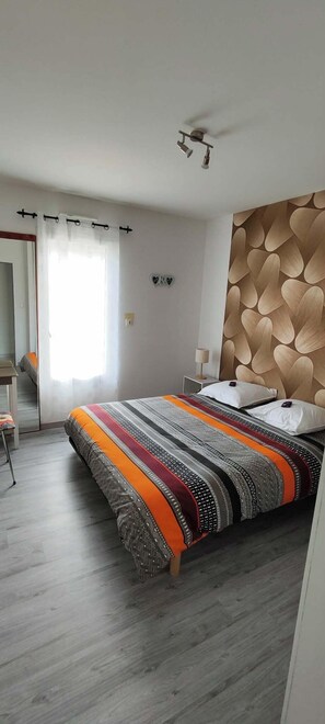 2 makuuhuonetta, silitysrauta/-lauta, ilmainen Wi-Fi, vuodevaatteet