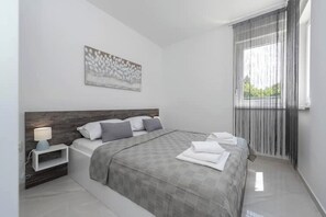 2 habitaciones, tabla de planchar con plancha, wifi y ropa de cama
