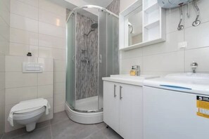 Douche, sèche-cheveux, serviettes fournies, savon