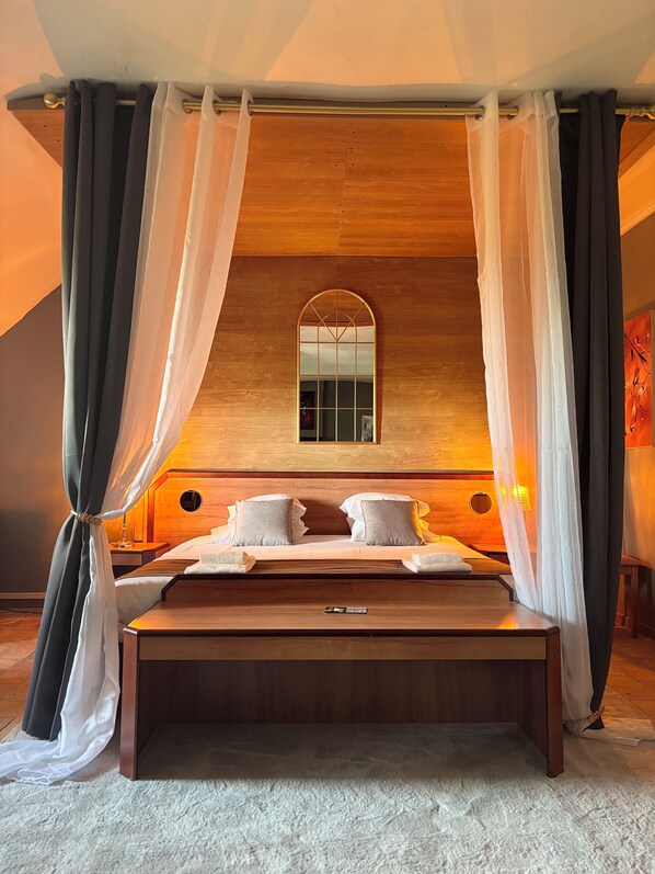 Iron/ironing board, Internet, bed sheets - Lake view apartment - LES COMBLES DU CHATEAU DES MARAIS - FOR 2 to 5 PEOPLE (ST PHILBERT DE GRAND LIEU)