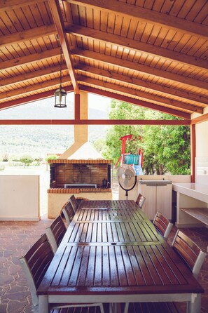 Outdoor dining - Villa Natalia (Psatha)