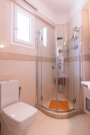 Shower, jetted bath, eco-friendly toiletries, hair dryer - Villa Natalia (Psatha)