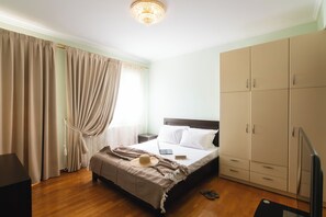 Una cassaforte in camera, ferro/asse da stiro, culla da viaggio