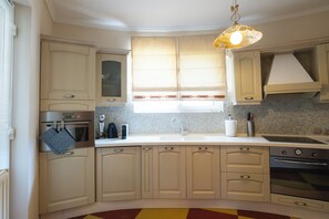 Fridge, microwave, oven, stovetop - Villa Natalia (Psatha)