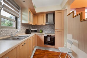 House | Private kitchen | Full-sized fridge, microwave, oven, stovetop - Varkiza Escape Residence (Vari)
