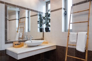 Cabezal de ducha tipo lluvia, artículos de tocador gratuitos