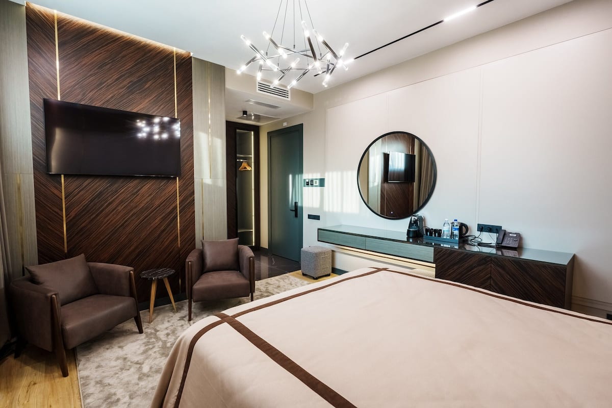 Kahden hengen standard-huone | Tallelokero huoneessa, pimennysverhot, ilmainen Wi-Fi