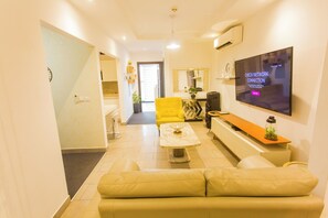 Smart TV - Fully-furnished Studio Apartment at Edge (Accra)