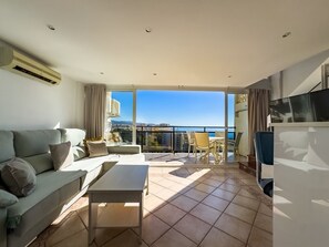 Smart TV - Skol 925. Duplex Apartment With Amazing Views to the Marbella Port (Marbella)
