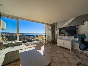 Smart TV - Skol 925. Duplex Apartment With Amazing Views to the Marbella Port (Marbella)