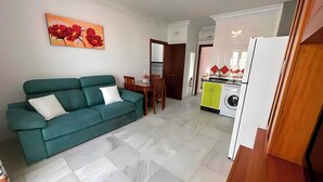 Appartement Confort, balcon, vue mer | Coin séjour | Télévision à écran plat de 42 pouces avec chaînes par câble