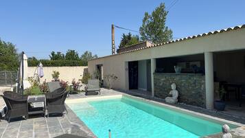 Una piscina al aire libre