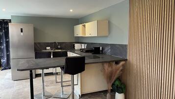 Fridge, microwave, stovetop, dishwasher