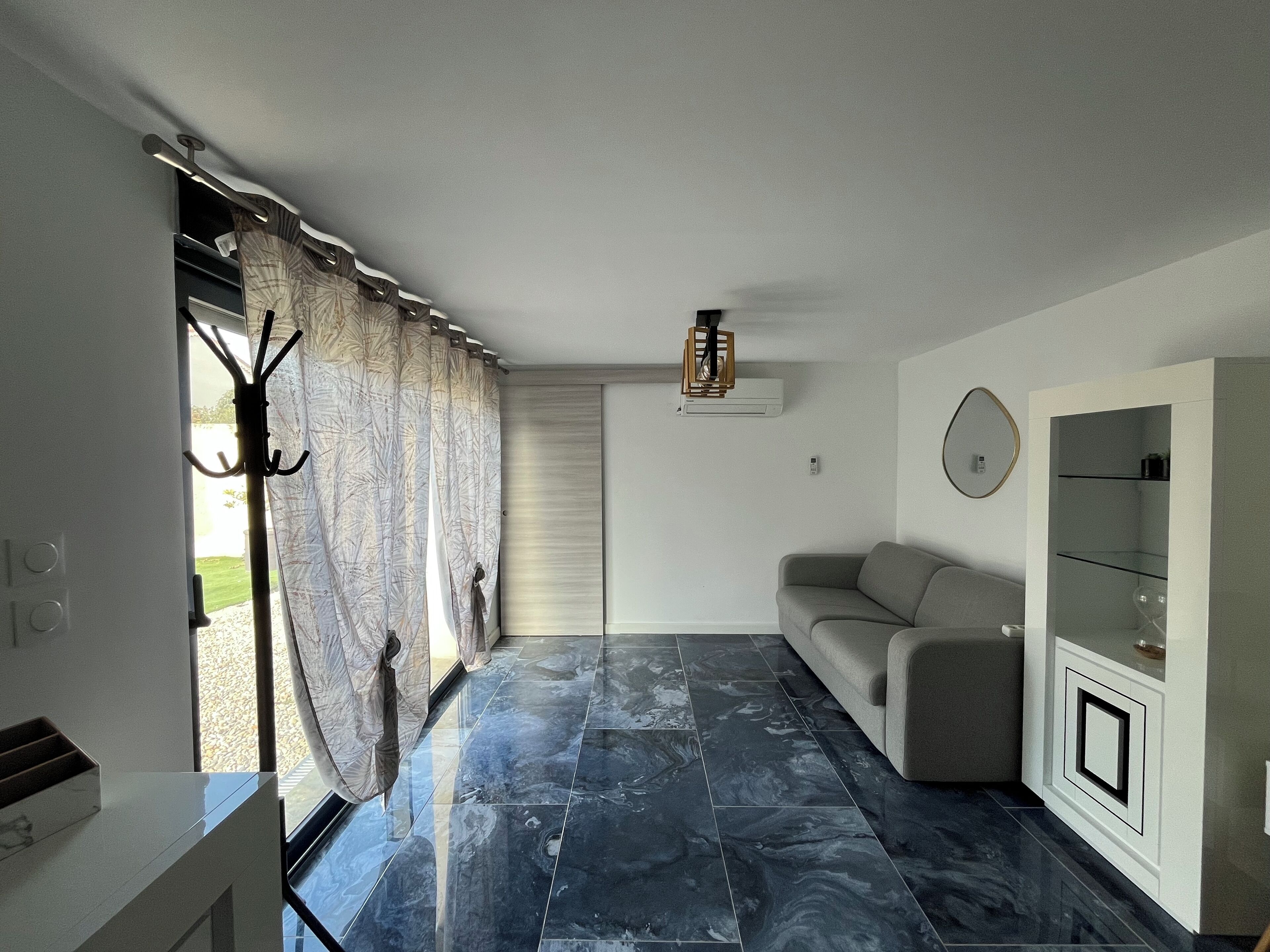 Télévision, table de tennis de table, livres