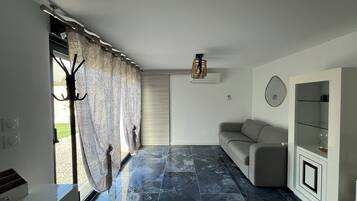 Télévision, table de tennis de table, livres