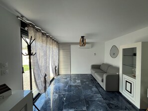 Televisie, een tafeltennistafel en boeken