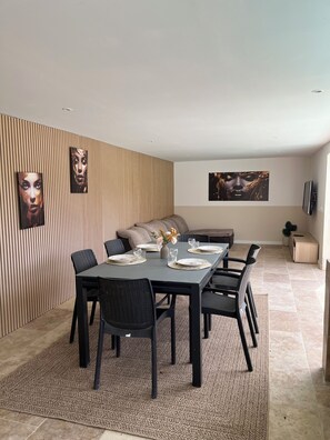 Dining - J & J Home (Entraigues-sur-la-Sorgue)