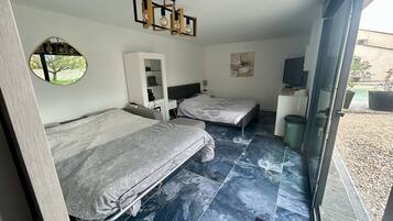 Cuna de viaje, wifi gratis y ropa de cama