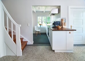 Fridge, oven, stovetop, dishwasher - Guest House 'Charming Studio Apartment' with Shared Terrace and Wi-Fi (Meezen)