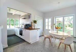 Fridge, oven, stovetop, dishwasher - Guest House 'Charming Studio Apartment' with Shared Terrace and Wi-Fi (Meezen)