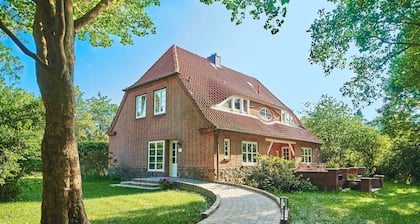 Guest House 'Charming Studio Apartment' with Shared Terrace and Wi-Fi