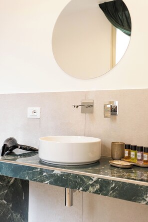 Habitación superior, balcón, vista a la ciudad | Baño | Regadera, amenidades de baño gratuitas, secadora de cabello, toallas 