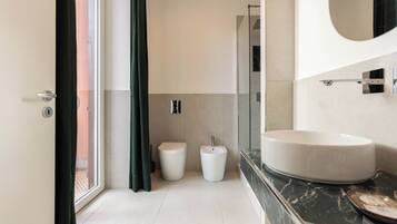 Superior Room, Balcony, City View | Bilik Mandi | Pancuran mandi, kelengkapan dandanan diri percuma, pengering rambut