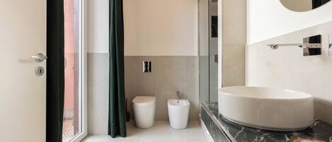 Chambre supérieure, balcon, vue sur la ville | Salle de bain | Douche, articles de toilette (gratuits), séchoir à cheveux