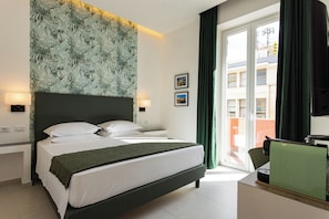 Habitación superior, balcón, vistas a la ciudad | Escritorio, espacio para trabajar con un portátil, wifi gratis