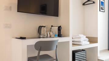 Escritorio, espacio para trabajar con laptop y wifi gratis