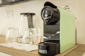 Escritorio, espacio para trabajar con laptop y wifi gratis 