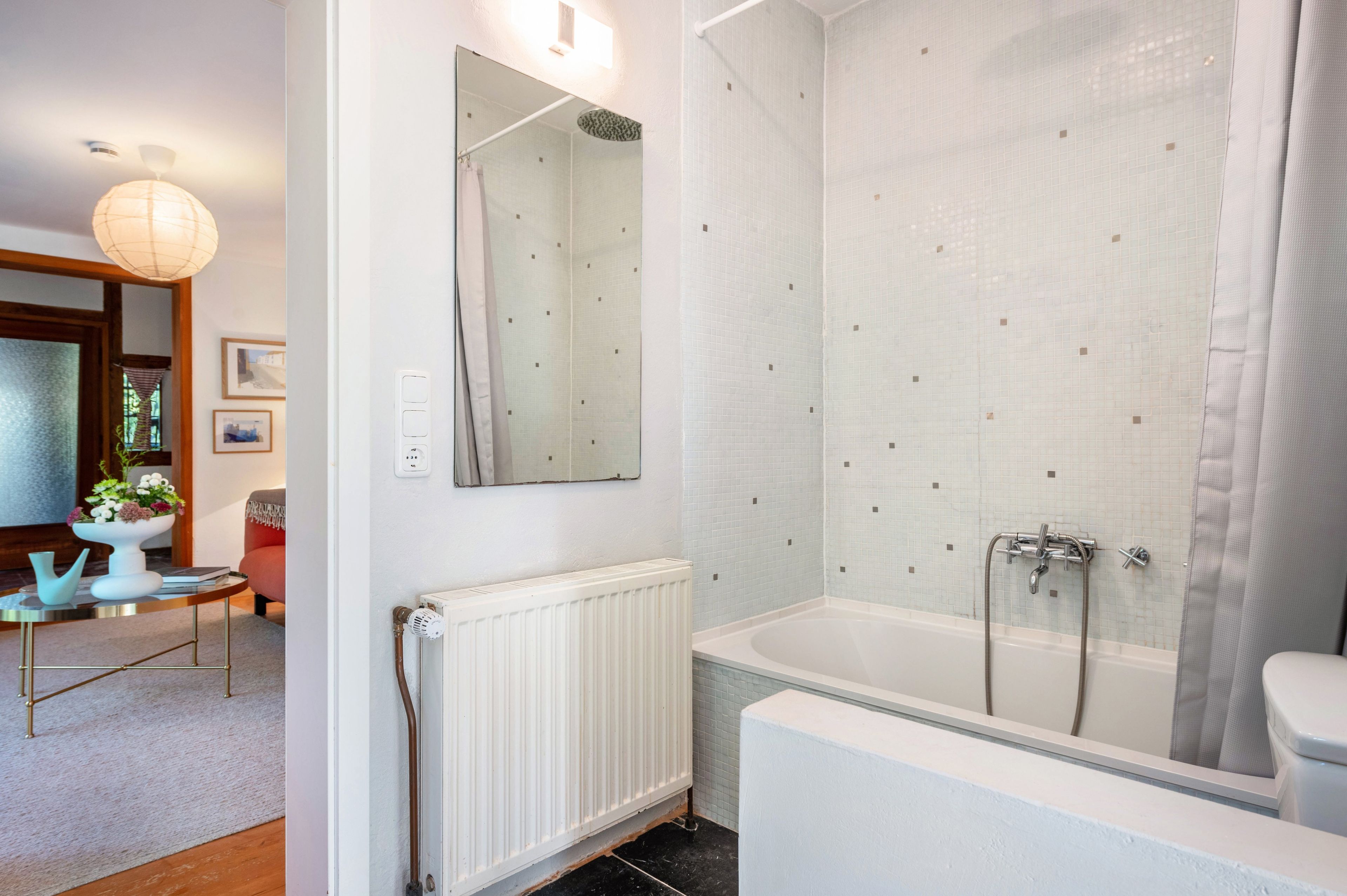 Ein Badezimmer mit Badewanne, Dusche und Spiegel.