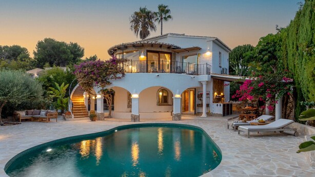 A two-story house with a swimming pool, outdoor seating, and a well-maintained garden. - Villa ARNELLA by Abahana Villas (Teulada)