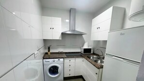 Deluxe Apartment, Beachside | Private kitchen - Apartamento acogedor a 300m de la playa (Conil de la Frontera)