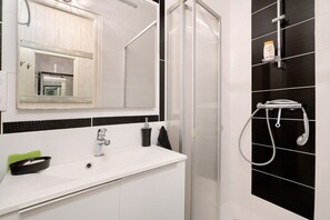 Shower, hair dryer, towels - Guest Room “Chambre Grany” with Shared Terrace, Garden, and Wi-Fi (Aucaleuc)