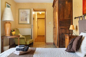 WiFi, bed sheets - Guest Room “Chambre Grany” with Shared Terrace, Garden, and Wi-Fi (Aucaleuc)