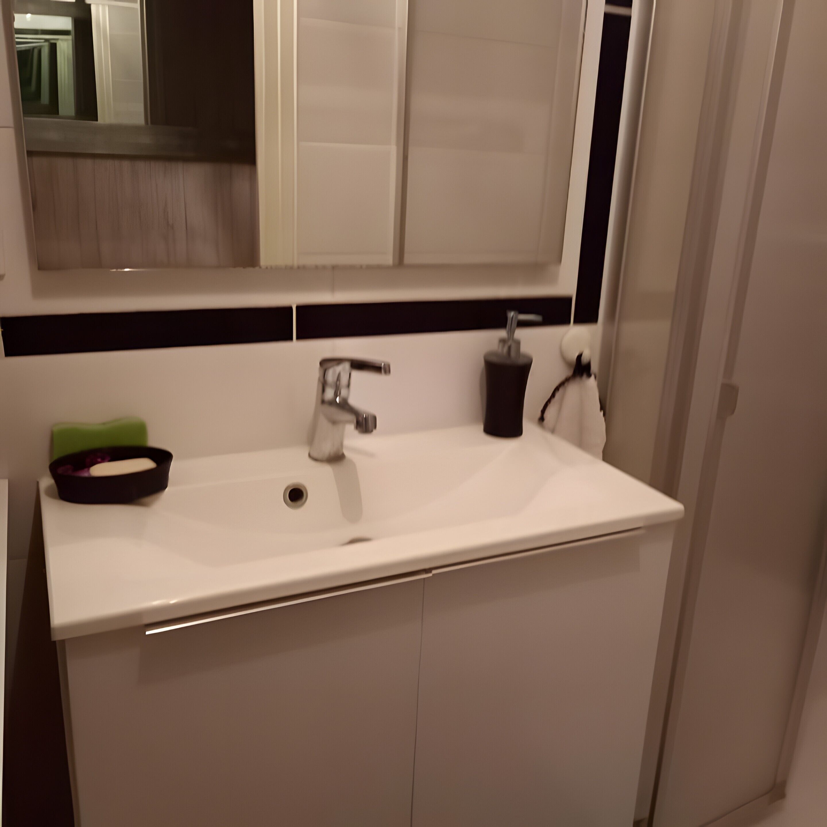 Regadera, secadora de cabello, toallas 