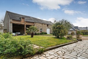 Exterior - Guest Room “Chambre Grany” with Shared Terrace, Garden, and Wi-Fi (Aucaleuc)
