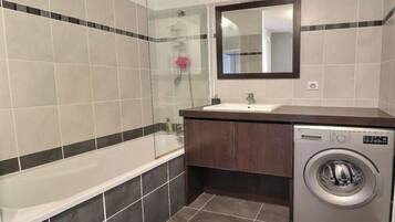 Towels, soap, shampoo, toilet paper