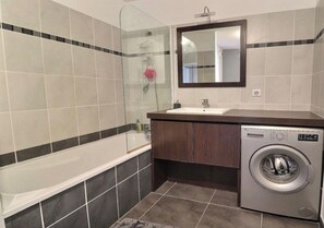 Serviettes fournies, savon, shampooing, papier de toilette