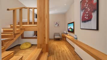 Business Triple Room | Living area | LCD TV, books